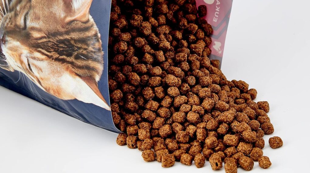 How to Feed Your Cat with Eukanuba Adult Chicken Formula Dry Cat Food?